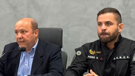 Ivan Barreira do Departamento de Pol&iacute;cia Especializada e o delegado Pedro Cunha, respons&aacute;vel pela Delegacia Especializada de Repress&atilde;o a Crimes Cibern&eacute;ticos (DERCC)