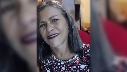 F&aacute;tima Alves de Matos foi encontrada pelo vizinho no sof&aacute; de casa; o companheiro Rubens Alves Justino foi preso em flagrante 