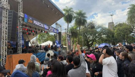 O encontro na pe&ccedil;a estava marcado para &agrave;s 13h e reuniu centenas de pessoas