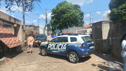 Homem foi atingido por dois tiros e socorrido com vida; uma das v&iacute;timas tamb&eacute;m foi ferida durante a ocorr&ecirc;ncia 