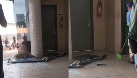 O vidro se estilha&ccedil;ou em v&aacute;rios peda&ccedil;os e assustou pacientes que aguardavam atendimento