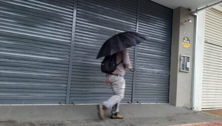 Ventos intensos com velocidade de at&eacute; 60 km/h tamb&eacute;m s&atilde;o previstos