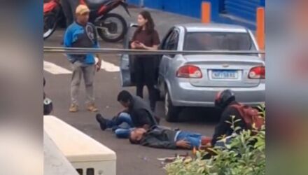 Uma das v&iacute;timas permaneceu ca&iacute;da no ch&atilde;o aguardando o socorro