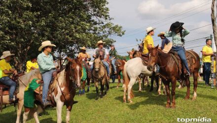 Ato na v&eacute;spera do segundo turno reuniu pol&iacute;ticos, fam&iacute;lias e participantes montados a cavalo; governador Eduardo Riedel e senador Reinaldo Azambuja demonstraram confian&ccedil;a na candidatura do PL