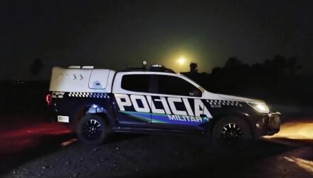 PM encontrou mulher com sinais de agress&atilde;o e celular danificado; envolvidos foram levados &agrave; delegacia