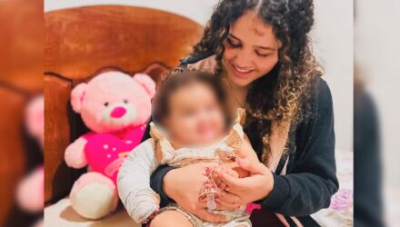 Ap&oacute;s trag&eacute;dia que matou os pais da beb&ecirc;, sobreviventes recebem alta e s&atilde;o acolhidas com cartazes, flores e mensagens de carinho
