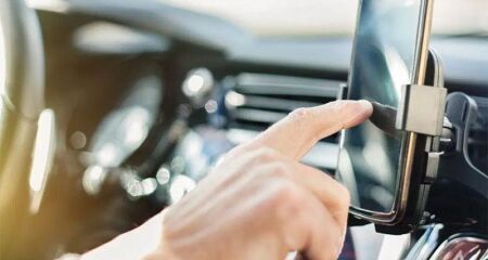 Passageira sofreu escoriações ao escapar do veículo após motorista mudar o trajeto