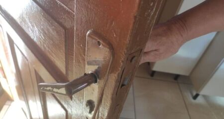 Esposo da vizinha teria quebrado a fechadura da casa quando saíram