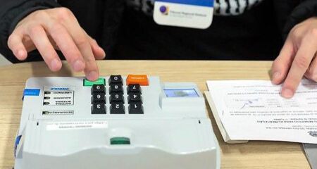 A consulta pode ser feita pelo aplicativo e-Título ou pelo Autoatendimento Eleitoral, disponível no site do TSE