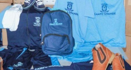 Uniforme escola entregue aos alunos