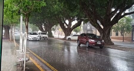 Chuva na região central de Campo Grande