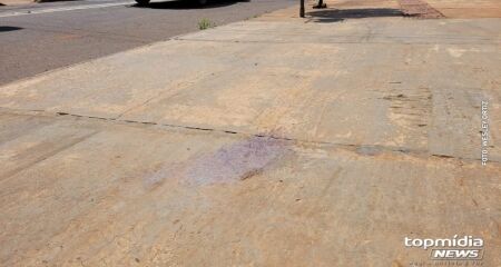 Marcas de sangue ficaram na calçada. Imagem ilustrativa