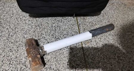 A vítima foi socorrida por vizinhos e encaminhada a uma unidade de saúde, onde o médico de plantão constatou fratura no osso frontal e corte profundo no crânio