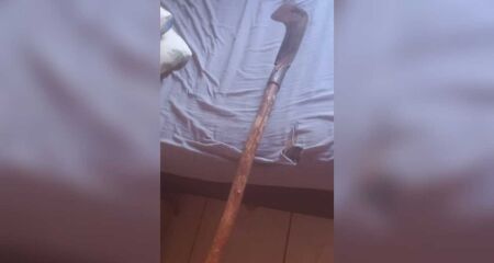 O suspeito é o companheiro da vítima, que fugiu após cometer a agressão