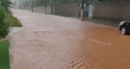 Chuva inundou a Avenida Márcio de Lima Nantes