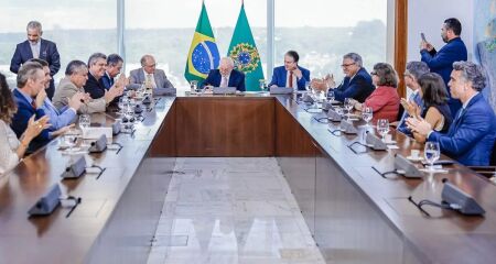 Lula assina benefícios a estudantes 