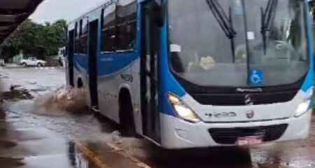 A água invade a plataforma de passageiros durante a passagem dos ônibus