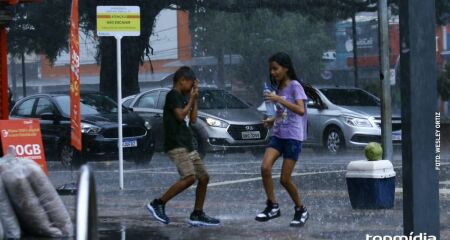 Chuva chegou na tarde desta segunda-feira em Campo Grande