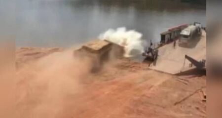 O caminhão subiria na balsa no momento que caiu no rio; caso aconteceu no Pará e foi registrado por câmeras de segurança