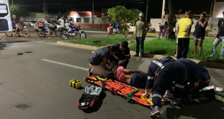 Com o choque, o motociclista sofreu uma queda, além de uma fratura exposta grave no pé direito
