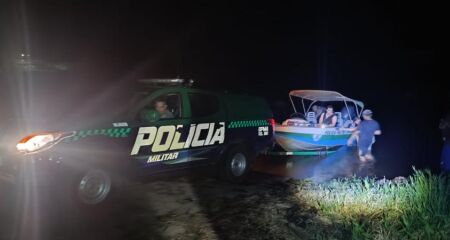 Equipe de resgate do Corpo de Bombeiros de Bataguassu e Polícia Militar Ambiental durante buscas ao corpo da vítima na Nova Porto XV