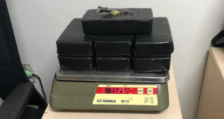 Foram encontrados 7,525 quilos de substância análoga à Pasta Base de Cocaína