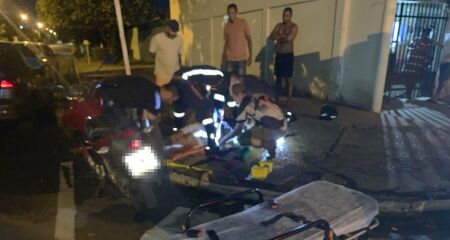Momento em que equipe do SAMU socorre motociclista ferido em acidente