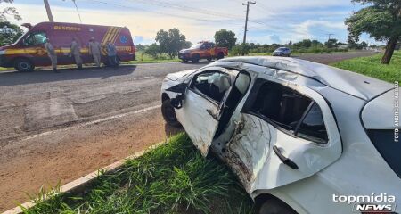 Batida deixou motorista ferido e carro destruído 