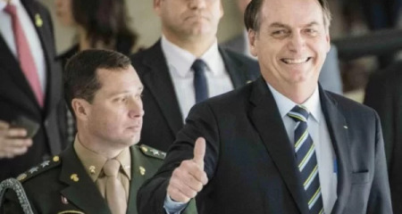 Após pedido do ex-presidente, o tenente-coronel Mauro Cid adulterou os cartões de vacina de Jair Bolsonaro e da filha dele, Laura