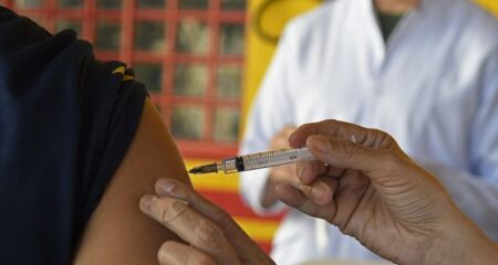 As crianças e adolescentes deverão ter a autorização dos pais para a aplicação das vacinas em ambiente escolar