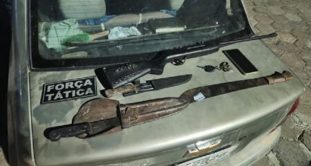 Espingarda e munições foram apreendidas no carro do agressor