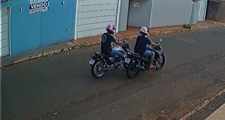 Jovens com a moto furtada
