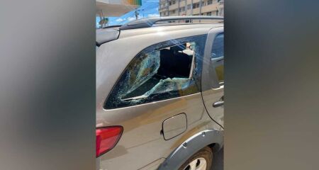 Agressor quebrou uma das janelas do carro da vítima