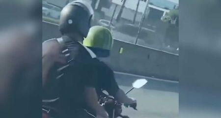 Apesar de o motoqueiro decidir se "proteger" com a fruta, o garupa usava capacete