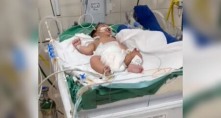 Sem UTI neonatal, a bebê foi colocada em uma sala de cirurgia, que foi improvisada para receber os recém-nascidos em estado grave