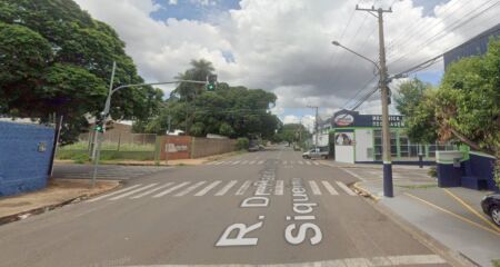 Acidente ocorreu na Rua Doutor Pacífico Lopes Siqueira, esquina com a Paulo Freire
