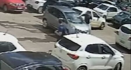 Após ter carro bloqueado, motorista tem ataque de raiva e destrói vidros e lanternas de automóvel que bloqueava estacionamento no DF