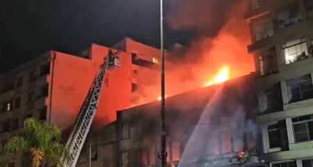 Outras seis ficaram feridas com as chamas em prédio da avenida Farrapos, na capital gaúcha. Parte da edificação ficou destruída