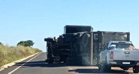 Caminhão baú tombou após colidir contra outro caminhão