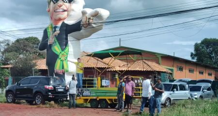 Balão do ex-presidente foi colocado em trajeto onde comitiva do presidente Lula passou em Campo Grande