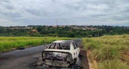 Segundo a polícia, a mulher confessou ter matado seu namorado e queimado o veículo junto ao corpo; caso aconteceu em Mineiros do Tietê
