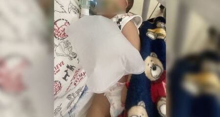 Bebê no colo da mãe já com respirador no hospital