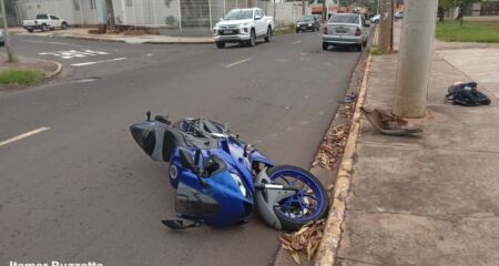 Com a batida, o motociclista caiu no chão e a moto foi arrastada por uns 15 metros
