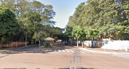 Homem estava atrás de uma árvore na Rua Olinda Pires de Almeida, esquina com a Rua Firmino Vieira de Matos