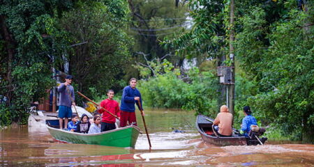 Mais de 160 mil pessoas estão desalojadas, e 136 pessoas seguem desaparecidas por causa das enchentes no Rio Grande do Sul