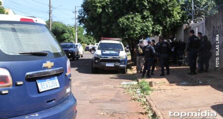 No interior do estabelecimento, os policiais encontraram pneus, uma caminhonete e um veículo Fiat Fiorino