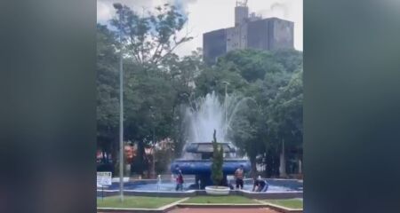 Adolescentes ignoram Guarda e entram fonte na Praça Ary Coelho (vídeo)