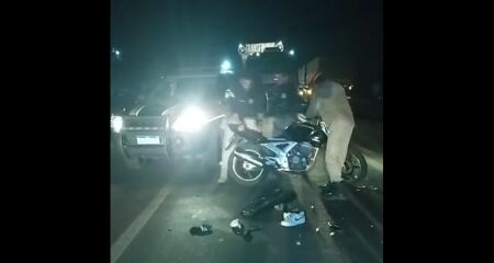 Perna de motociclista que bateu de frente com carreta, em Dourados, foi esmagada
