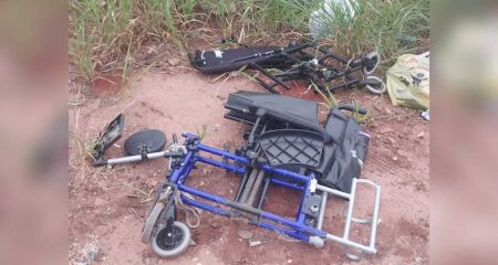 Morador denuncia abandono de cadeiras de rodas em rua no Jardim Veraneio, em Campo Grande