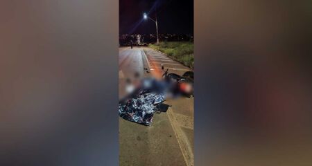 Vítimas estavam em uma moto e foram atropeladas por um caminhão